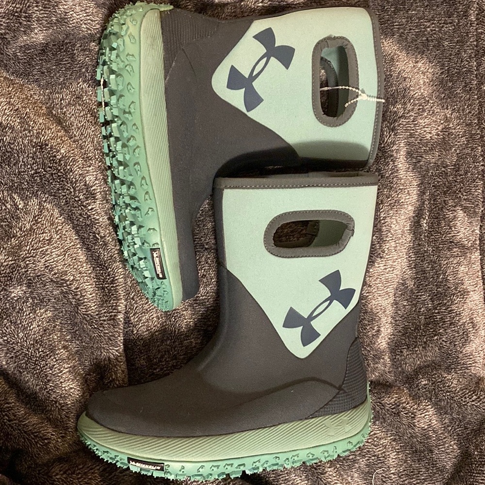 NWT Under Armour Kids Snow Boots 3Y